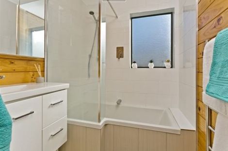 Photo of property in 12 Thalia Place, Totara Vale, Auckland, 0629