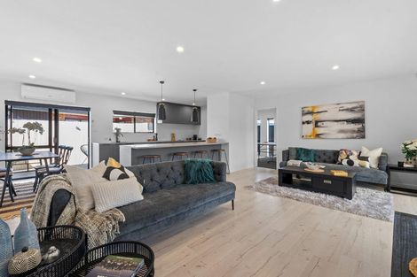 Photo of property in 2/99 Riverside Road, Orewa, 0931