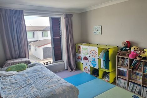 Photo of property in 9b Clearwater Cove, West Harbour, Auckland, 0618