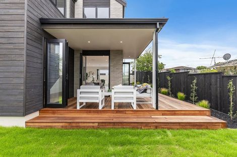 Photo of property in 1 The Crest, Sunnyhills, 2010