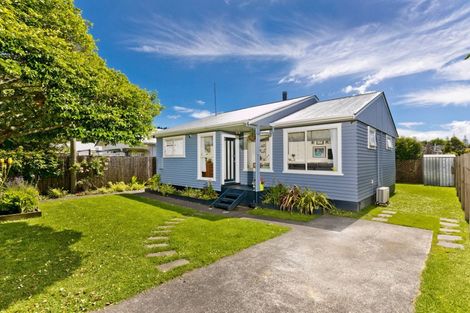 Photo of property in 16 Woodglen Road, Glen Eden, Auckland, 0602