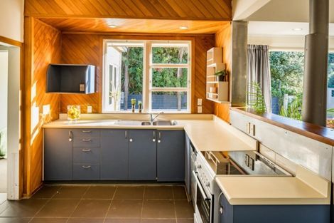 Photo of property in 2 Te Pari Pari Road, Pukerua Bay, 5026