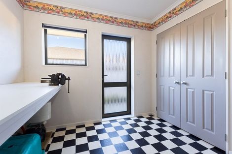 Photo of property in 33 Consort Close, Paraparaumu Beach, Paraparaumu, 5032