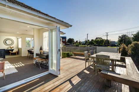 Photo of property in 25 Holland Avenue, Point England, Auckland, 1072
