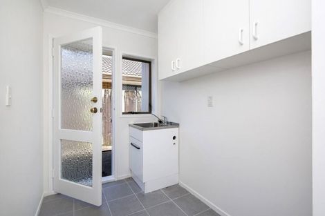 Photo of property in 8 Loloma Drive, Half Moon Bay, Auckland, 2012