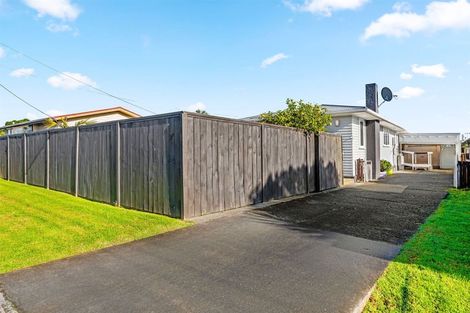 Photo of property in 4 Rixon Place, Te Atatu Peninsula, Auckland, 0610