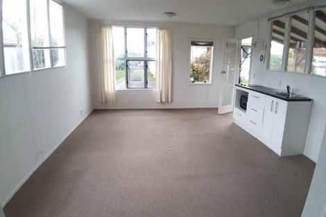 Photo of property in 127 Edgewater Drive, Pakuranga, Auckland, 2010