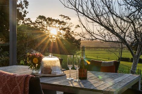 Photo of property in 124 Rimmer Road, Helensville, 0875