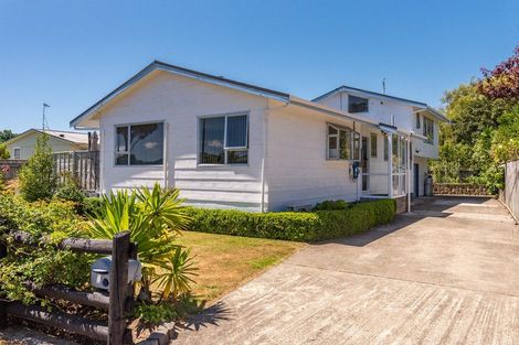 Photo of property in 4 Elder Grove, Paraparaumu, 5032