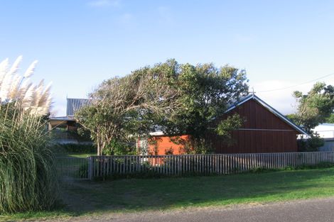 Photo of property in 15 Hemara Street, Waikanae Beach, Waikanae, 5036
