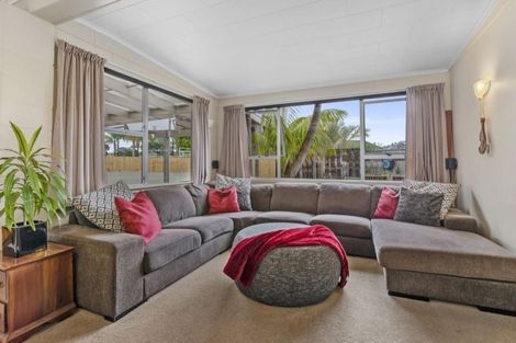 Photo of property in 30 Walton Street, Red Beach, 0932