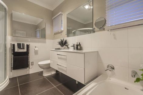 Photo of property in 39 Sylvan Avenue, Northcote, Auckland, 0627
