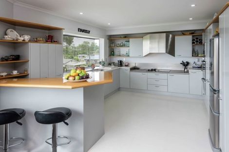 Photo of property in 2/3 Colmar Road, Mellons Bay, Auckland, 2014