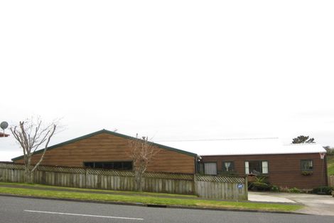 Photo of property in 92 Riversdale Drive, Merrilands, New Plymouth, 4312