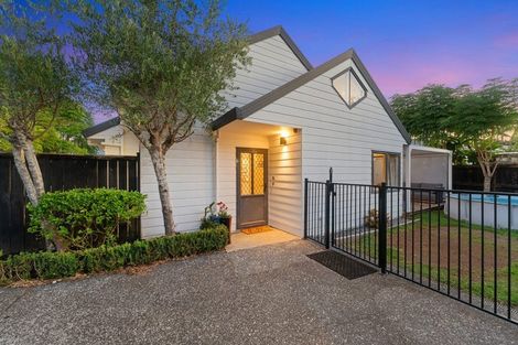 Photo of property in 2/8 Phillip Parade, Forrest Hill, Auckland, 0620