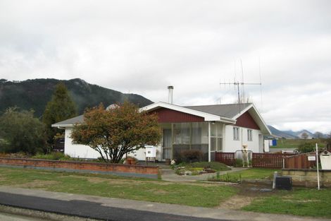 Photo of property in 32 Hampden Street, Murchison, 7007