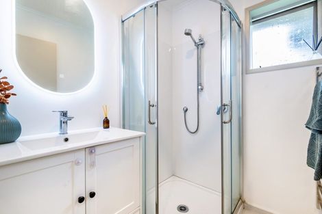 Photo of property in 1/14a Camrose Place, Glenfield, Auckland, 0629