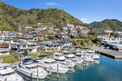 Photo of property in 39 Waikawa Road, Picton, 7220