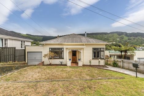 Photo of property in 3 Te Reinga View, Tawa, Wellington, 5028