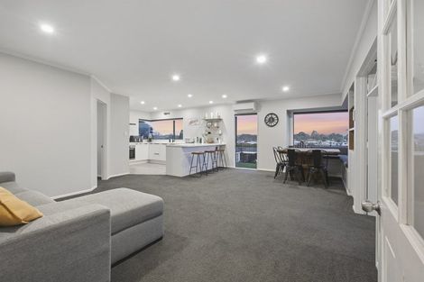 Photo of property in 9 Sandel Rise, Merrilands, New Plymouth, 4312