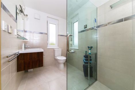 Photo of property in 32 Red Hills Road, Massey, Auckland, 0614