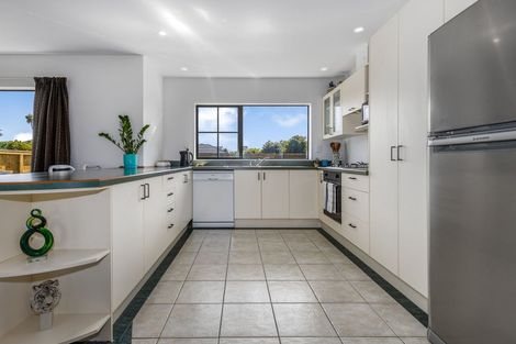 Photo of property in 136 Guildford Drive, Paraparaumu Beach, Paraparaumu, 5032