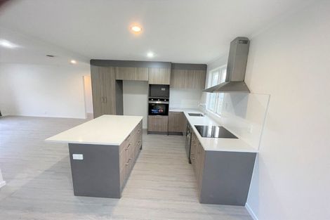 Photo of property in 21 Chilcott Road, Henderson, Auckland, 0612