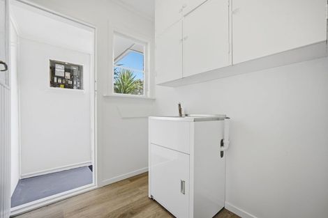 Photo of property in 194 Chivalry Road, Glenfield, Auckland, 0629