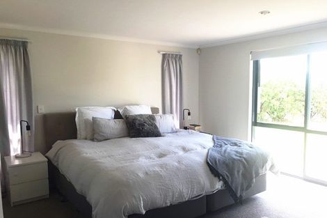 Photo of property in 1 Canonbie Place, East Tamaki Heights, Auckland, 2016