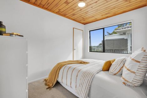 Photo of property in 2/30 Glen Vista Place, Bayview, Auckland, 0629