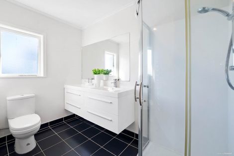 Photo of property in 10 Edgeworth Road, Glenfield, Auckland, 0629