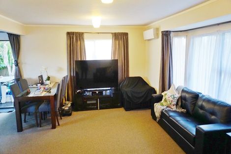 Photo of property in 2/14 Sandgate Avenue, Botany Downs, Auckland, 2010
