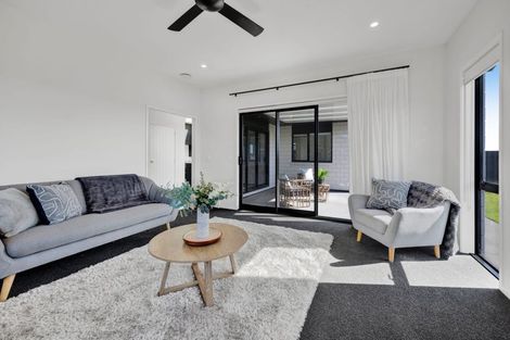 Photo of property in 5 Aheahea Way, Hurworth, New Plymouth, 4310