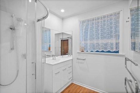 Photo of property in 35 Beaubank Road, Kelston, Auckland, 0602