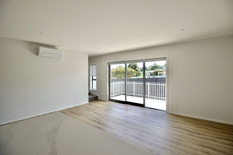 Photo of property in 3/94 Target Road, Totara Vale, Auckland, 0629