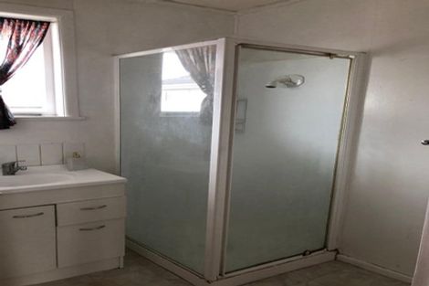 Photo of property in 81 Pupuke Road, Northcote, Auckland, 0627