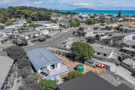 Photo of property in 16 Karaka Street, Otaki Beach, Otaki, 5512
