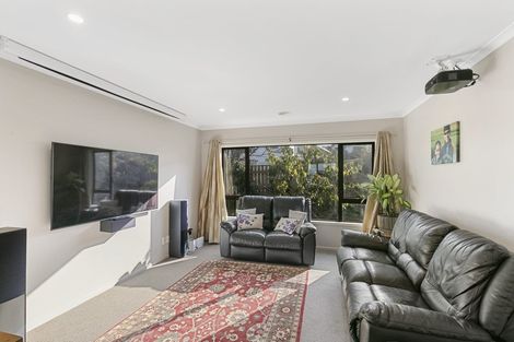 Photo of property in 5 Dress Circle, Newlands, Wellington, 6037