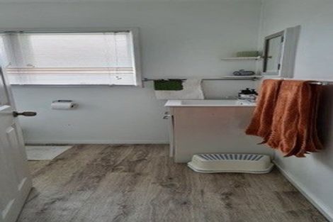 Photo of property in 2/124 Te Atatu Road, Te Atatu South, Auckland, 0610