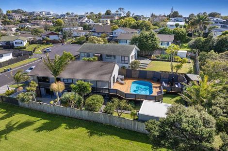 Photo of property in 15 Leiden Place, Totara Vale, Auckland, 0629