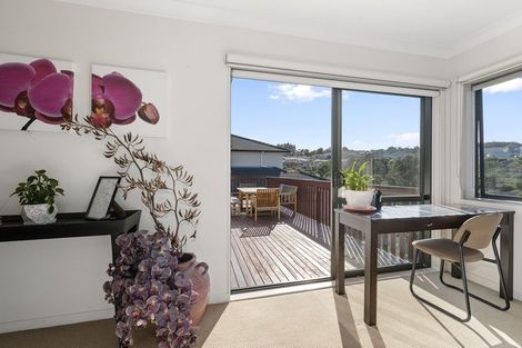 Photo of property in 25 Trotting Terrace, Fairview Heights, Auckland, 0632
