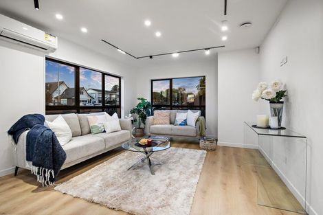 Photo of property in 1/31 Akoranga Drive, Northcote, Auckland, 0627