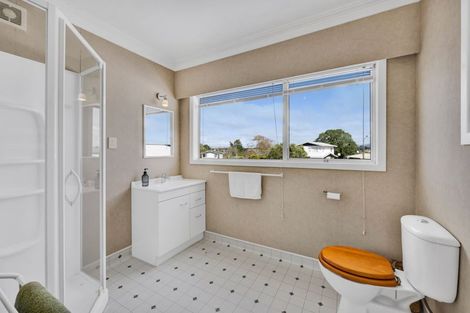 Photo of property in 8 Longview Drive, Merrilands, New Plymouth, 4312