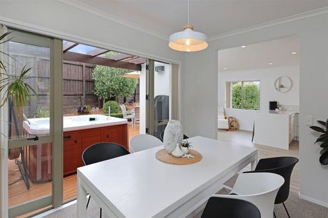 Photo of property in 22 Graven Court, Henderson, Auckland, 0612
