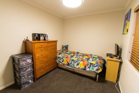 Photo of property in 8a Edgware Road, West Harbour, Auckland, 0618