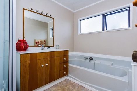 Photo of property in 27 Hobsonville Road, West Harbour, Auckland, 0618