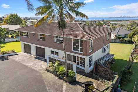 Photo of property in 2 Wakeling Avenue, Te Atatu South, Auckland, 0610