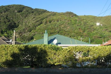 Photo of property in 15 Pukatea Street, Eastbourne, Lower Hutt, 5013