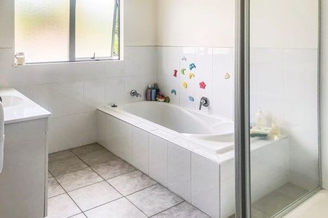 Photo of property in 1 Thomas Hamer Place, Greenhithe, Auckland, 0632