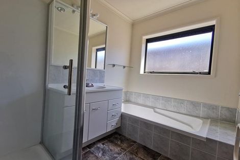 Photo of property in 21 San Pedro Place, Henderson, Auckland, 0612